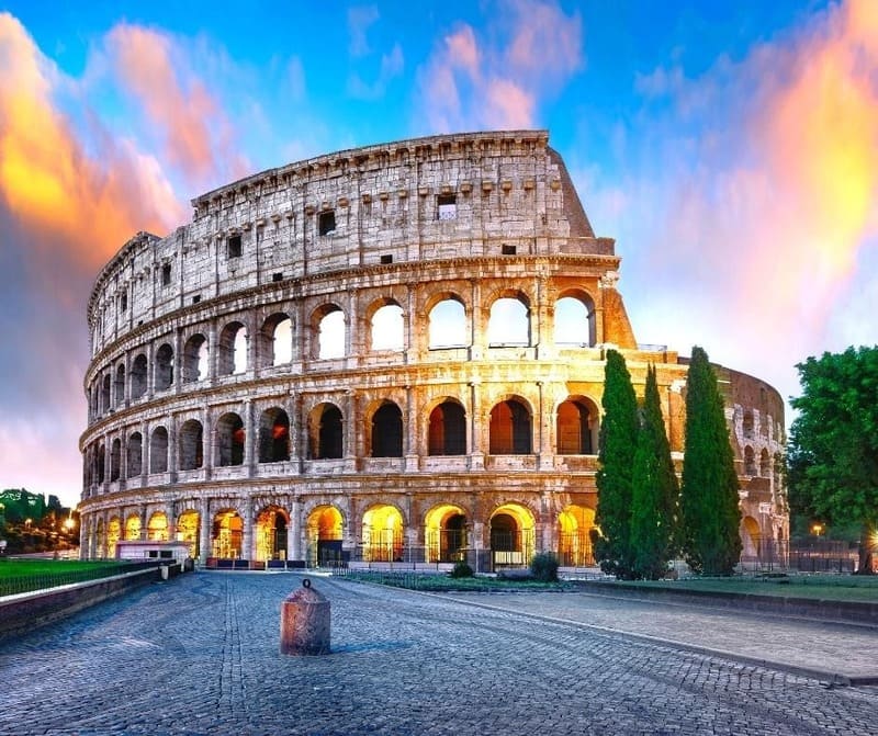 Colosseo (120€)<br><a href="https://servizifotograficiprofessionali.it/en/tourists-tour-roma/scopri-le-zone-piu-belle-di-roma/" title="Colosseum walk">Watch</a>